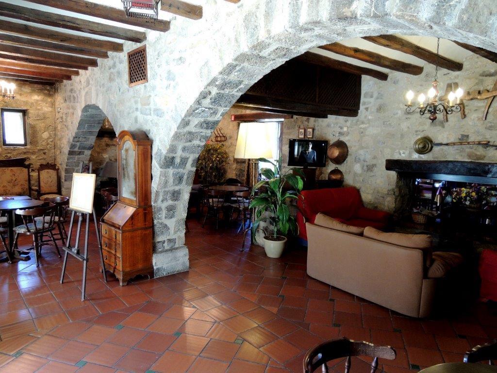 Hostal De La Rovira Oix Bagian luar foto