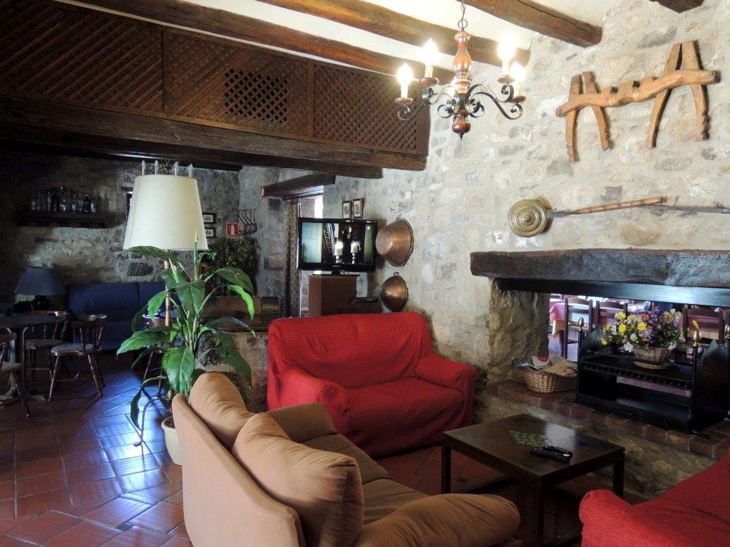 Hostal De La Rovira Oix Bagian luar foto