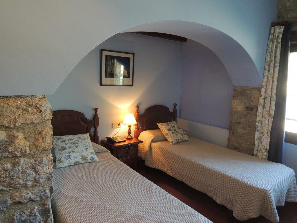 Hostal De La Rovira Oix Bagian luar foto