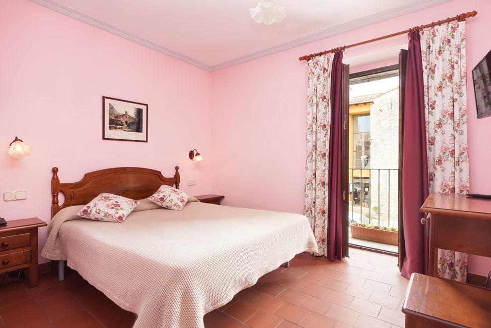 Hostal De La Rovira Oix Bagian luar foto