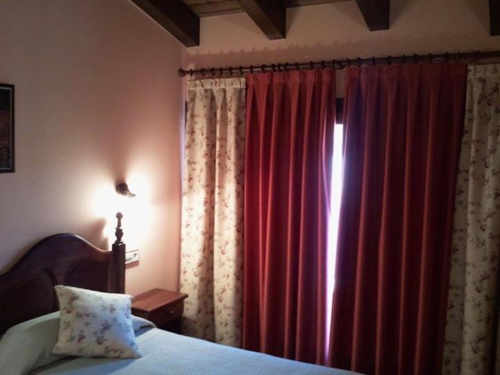Hostal De La Rovira Oix Ruang foto