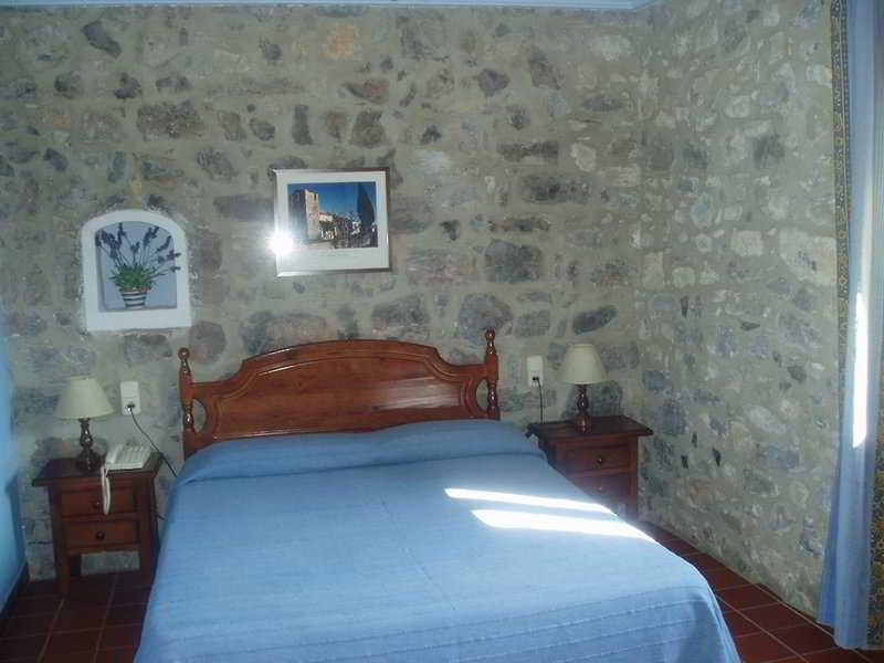 Hostal De La Rovira Oix Bagian luar foto