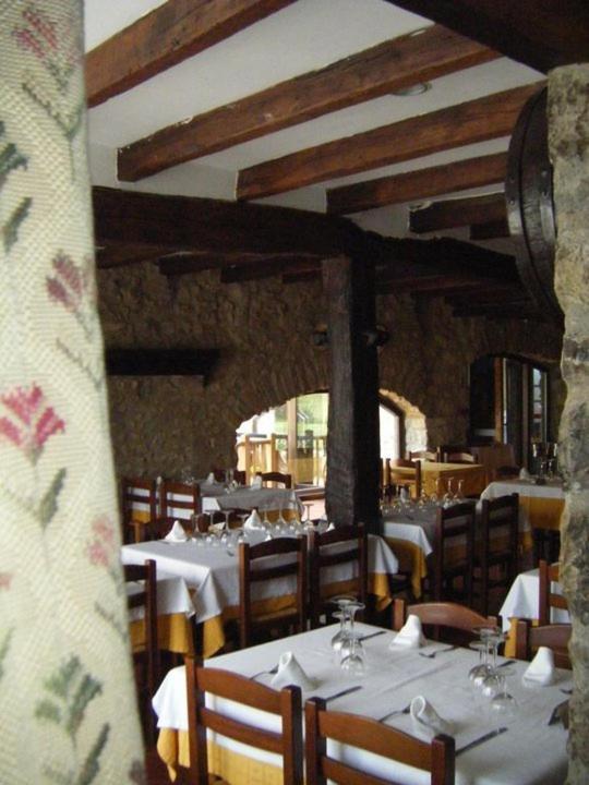 Hostal De La Rovira Oix Bagian luar foto