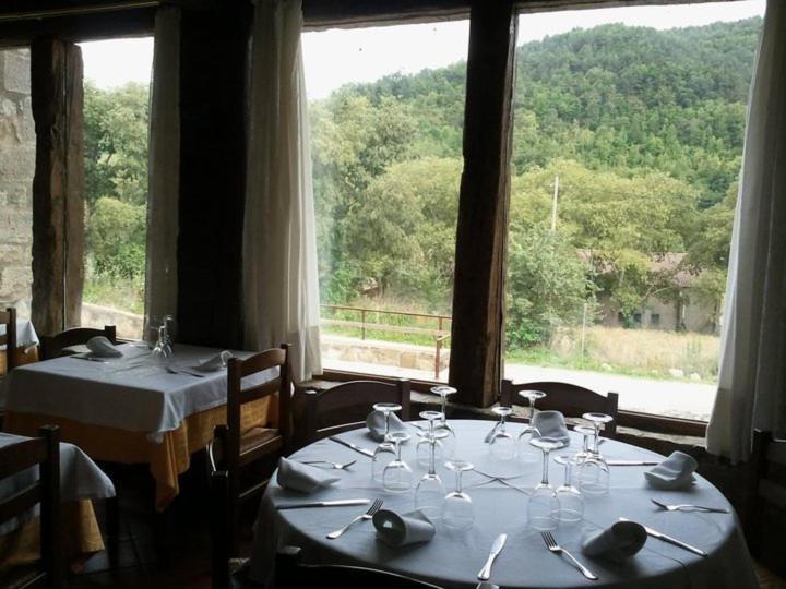 Hostal De La Rovira Oix Bagian luar foto