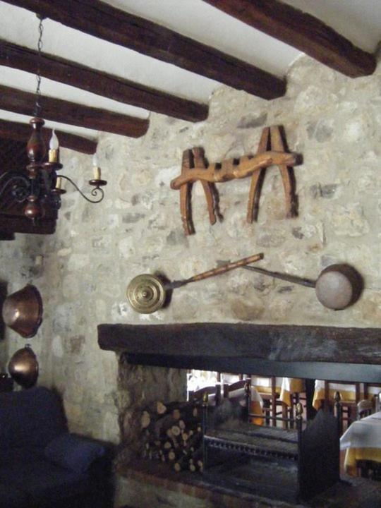 Hostal De La Rovira Oix Bagian luar foto